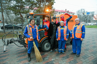 Субботник с участием супергероев прошел в Алматы