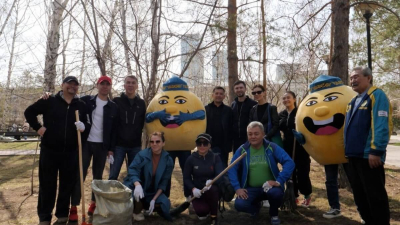 Казахстанские артисты вышли на субботник в Астане