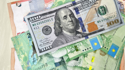 На бирже доллар продается возле отметки 490 тенге
