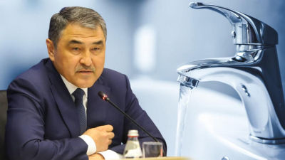 Нуржан Нуржигитов пьет сырую воду по всему Казахстану