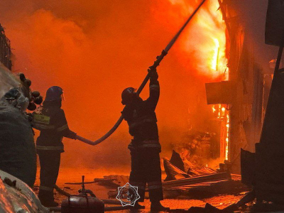В Астане 80 человек тушат пожар на складе