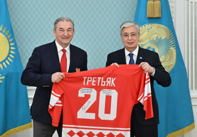 Третьяк подарил Токаеву футболку